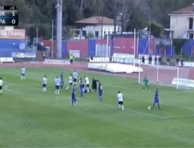 Το είδαμε κι αυτό στην Ελλάδα: Φυσικοθεραπευτής μπήκε στο γήπεδο κι έκοψε επίθεση (βίντεο)